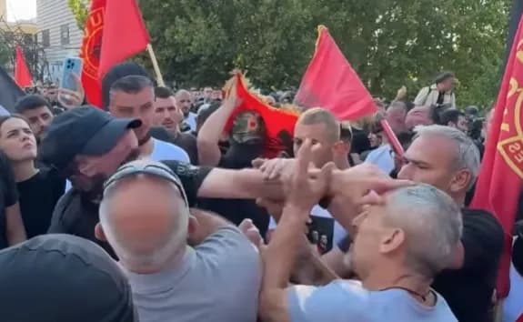 ‘Kërcet’ grushti mes protestuesve para Qeverisë: Ma ike trunin, ti po je ma patriot se unë