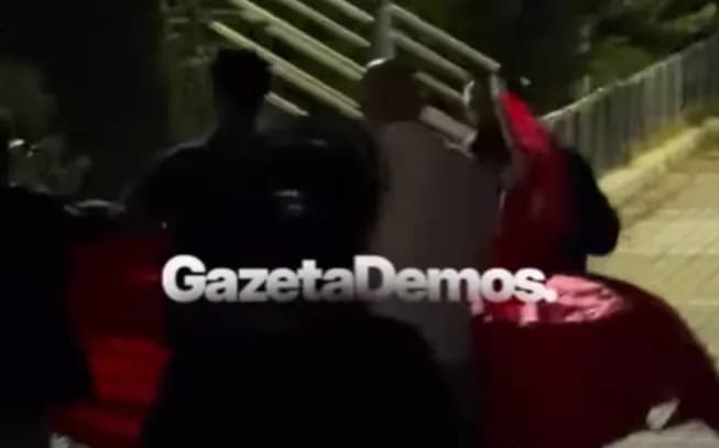 ​Policia e Kosovës lejoi dy protestues që të vendosin flamurin kombëtar në hyrje të Qeverisë