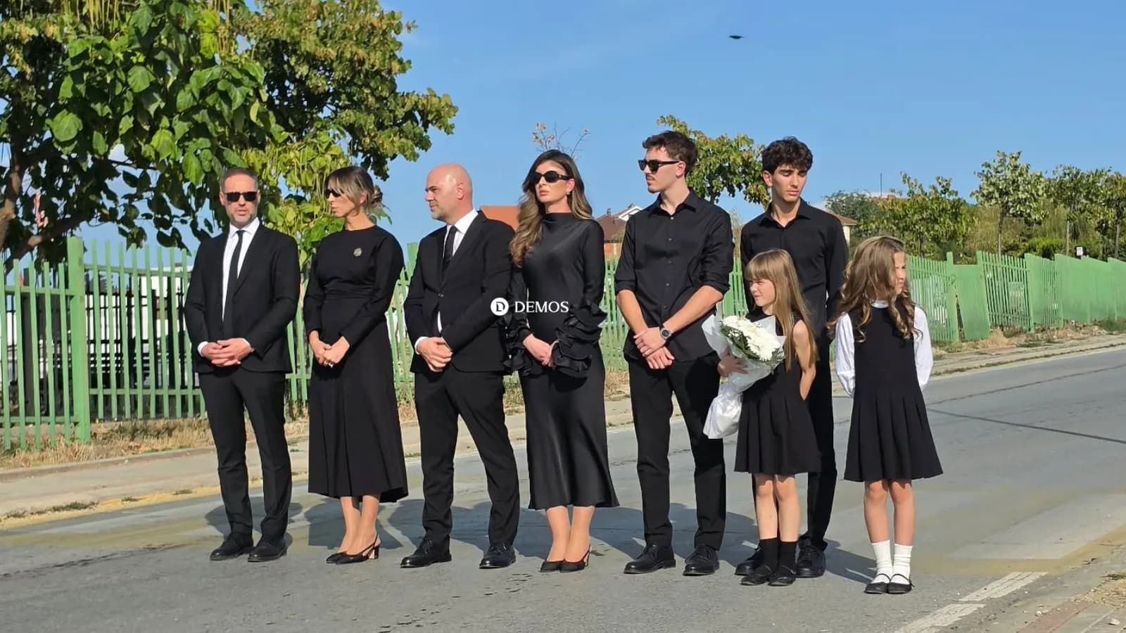 Nis ceremonia e varrimit të Flora Brovinës, familja pret mysafirët