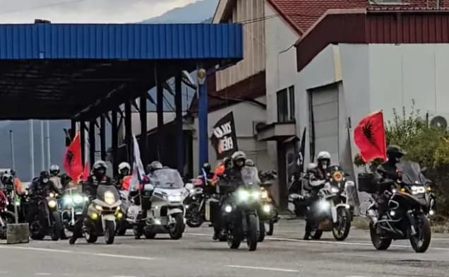 Një grup motoristësh i veteranëve dhe Unionit Shqiptar nisen nga Morina drejt Prishtinës