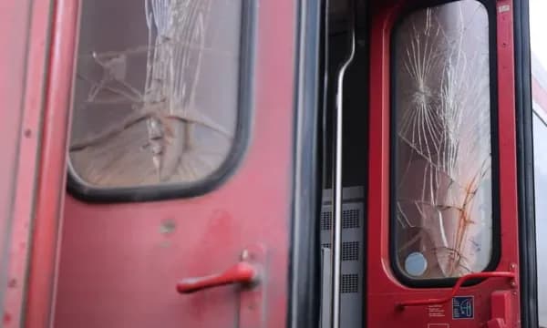 Vetura e shtypur, publikohen detaje dhe fotografi nga aksidenti hekurudhor në Klinë me tre të lënduar