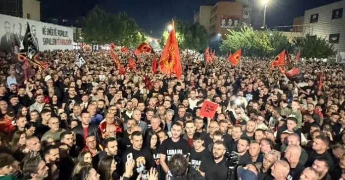 Protesta e 13-të në Prishtinë, qytetarët nisin grumbullimin