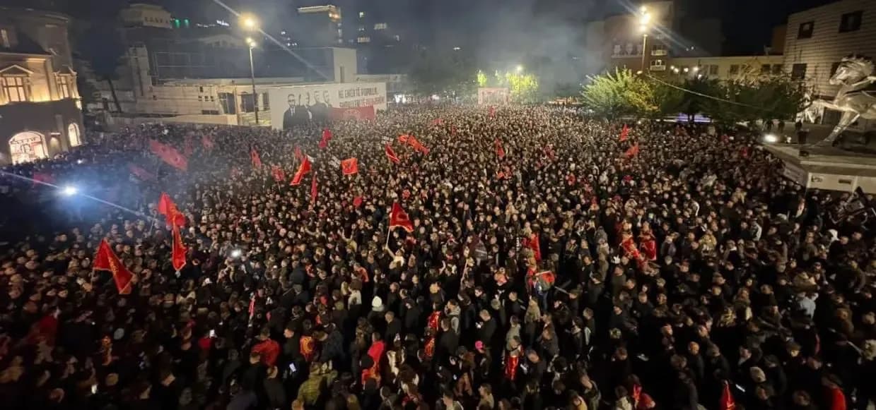 Aktori Kushtrim Sheremeti pjesë e natës së 13-të të protestës “Jo në emrin tim”, këta janë folësit e tjerë