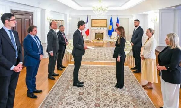 U.D. Presidentja Haxhiu pranon letrat kredenciale të Ambasadorit të ri të Francës në Kosovë
