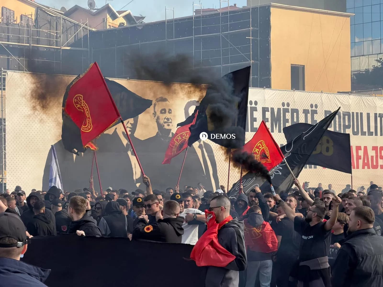 “UÇK-ja nderohet kur shqiptaria bashkohet”, tifogrupet protestojnë në Prishtinë