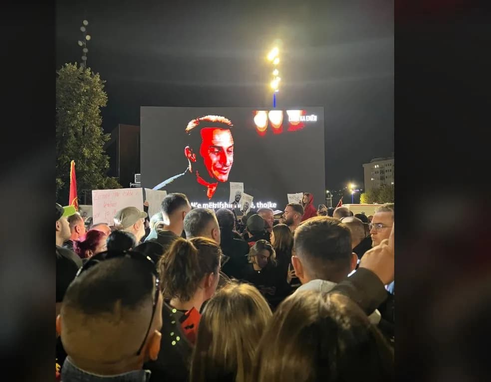 Rrëfim emocionues i një ish-ushtari të UÇK-së shfaqet në protestën “Jo në emrin tim”