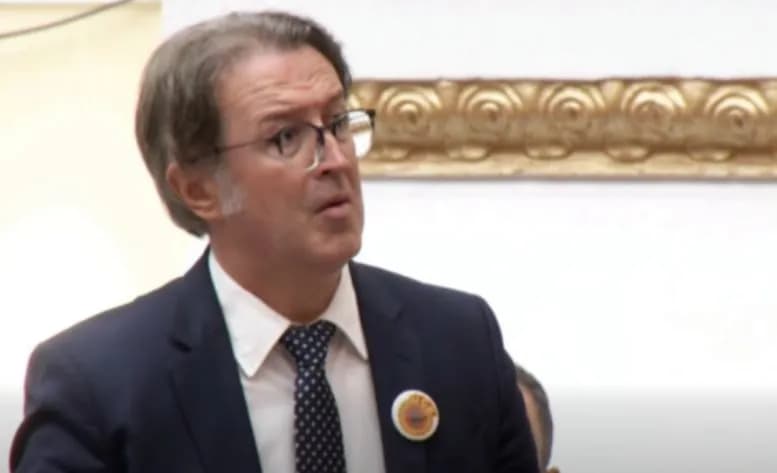 Me stemën e UÇK-së në gjoks, deputeti shqiptar kërkon miratimin e rezolutës për gjenocidin e Serbisë