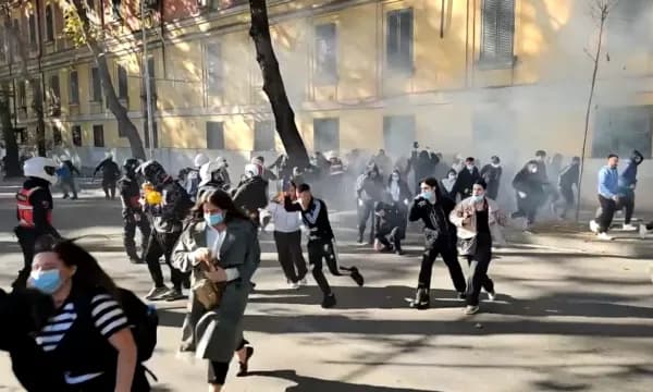 Protestuesit shoqërohen me forcë në Tiranë, një i ri arrin t’u ikë policëve nga duart