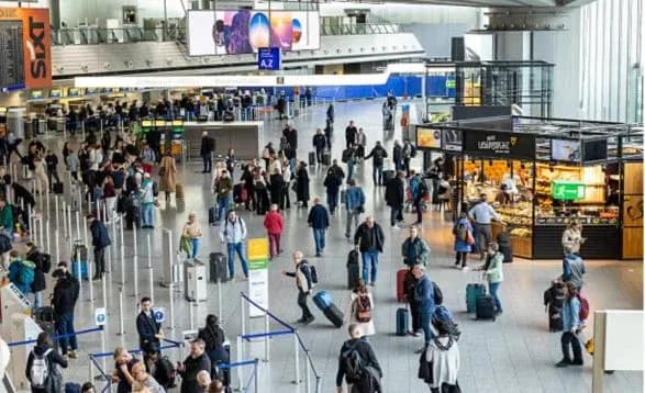 Aeroplani u nis drejt Kosovës pa 48 pasagjerë, pritja për kontrollin e pasaportave i la në aeroport