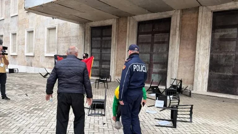 Protestuesit godasin me karrige derën e Kryeministrisë në Shqipëri