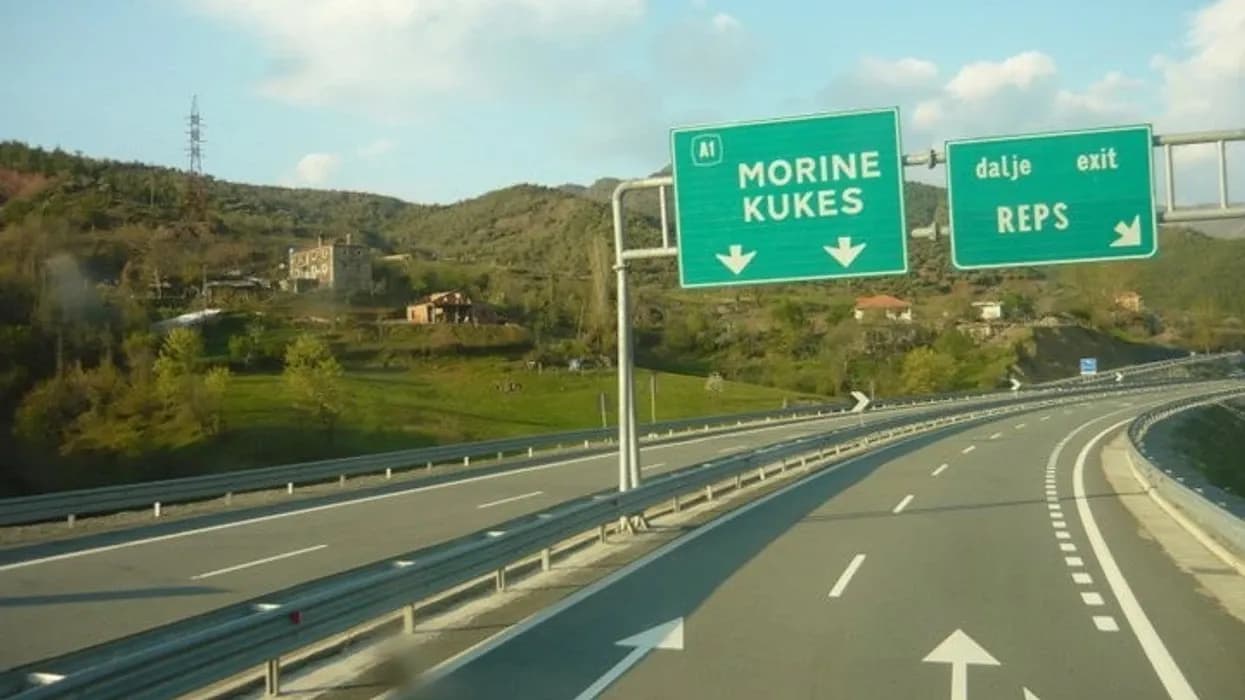 Ministria shqiptare demanton lajmet për rritje të tarifës në Rrugën e Kombit: Të pavërteta, s’ka plan për ndryshim të çmimit