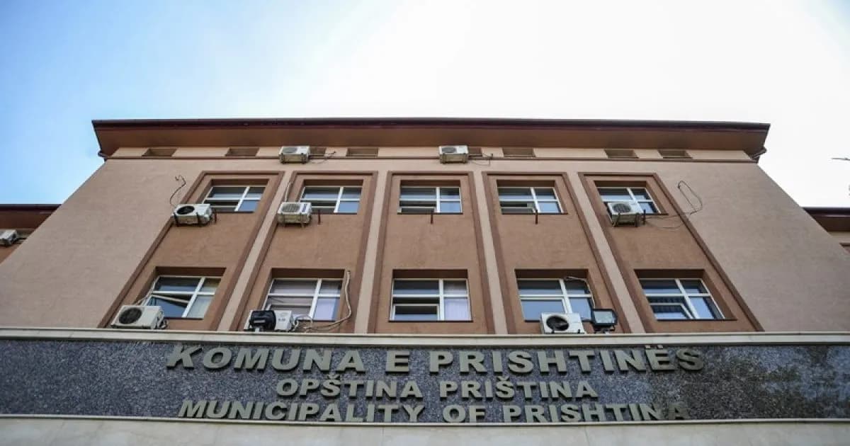 Punëtorët teknikë dhe të sigurimit fizik në Prishtinë protestojnë para Komunës