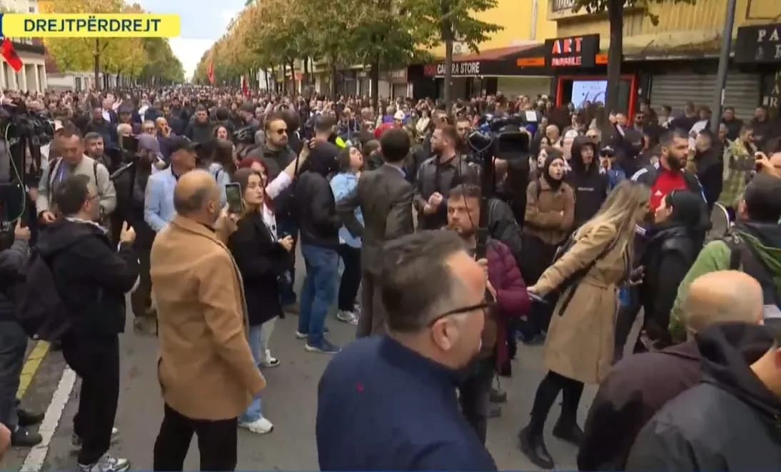 Studentët nuk lejojnë bashkimin e protestuesve të PD-së në protestën para Ministrisë së Arsimit