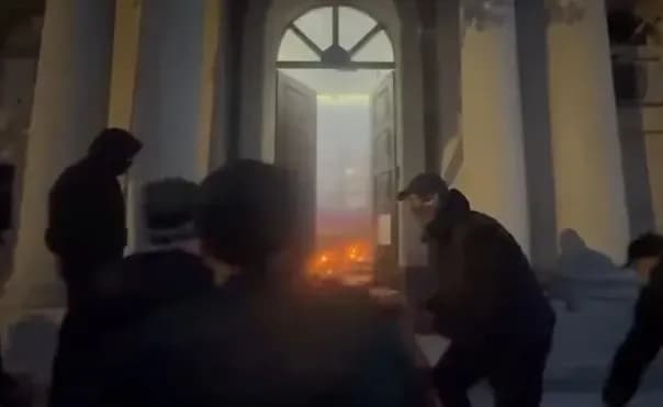 14 zyrtarë policor të lënduar në protestë