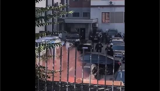 Mjete piroteknike në oborr të Kuvendit, Policia krijon kordon