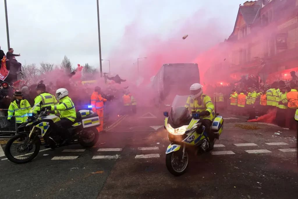 Policia në alarm para Liverpool – Manchester City, frikë për sulm ndaj autobusit të mysafirëve