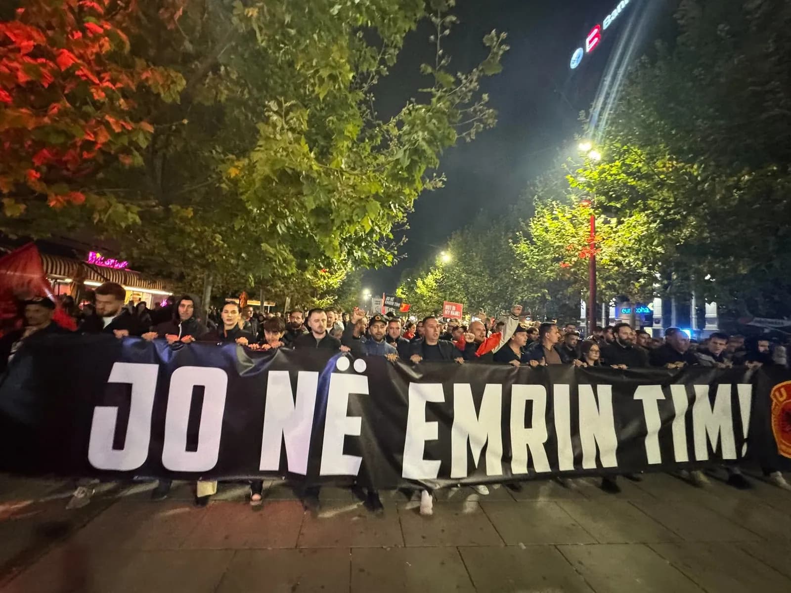 “UÇK, UÇK”, zhvendoset protesta - qytetarët nisën drejt Ministrisë së Drejtësisë