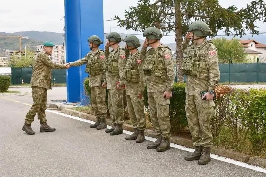Ulutash zhvilloi vizitë lamtumirëse në kontingjentin turk në Prizren