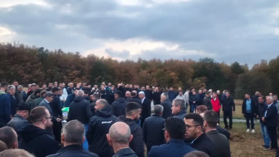 Mijëra njerëz me lot në sy i japin lamtumirën e fundit Raif Aliut nga Likoci i Skenderajt
