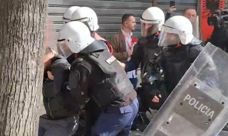 Tensionet në protestë, arrestohen 56 persona dhe procedohen 97 të tjerë, mes tyre edhe të mitur