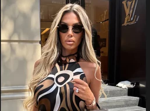 Adelina Tahiri shfaqet plot stil, veshja e zezë ia merr gjithë vëmendjen