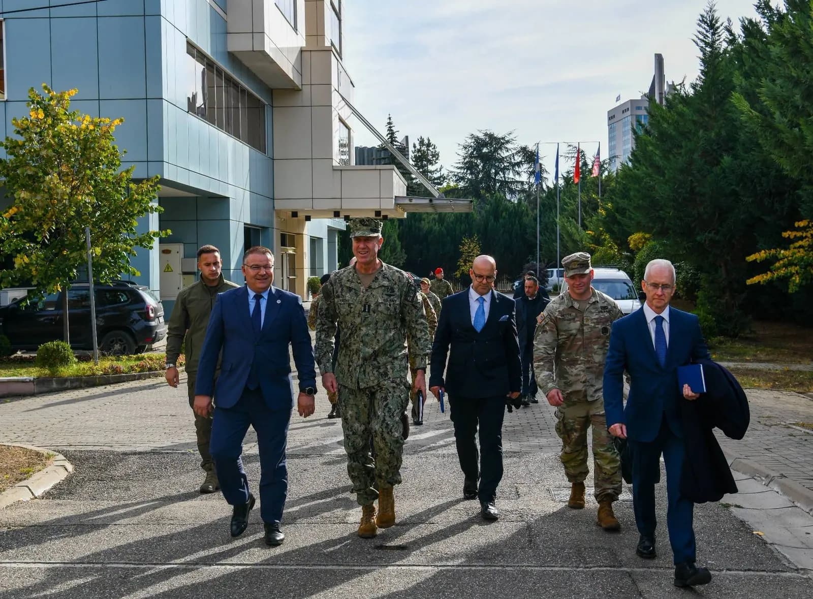 Admirali i NATO-s viziton Policinë, diskutohet për sigurinë e Kosovës