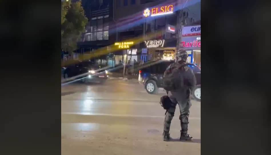 Albin Kurti iu ikë protestuesve, mbrojtja e afërt e nxjerr nga mbrapa Kuvendit