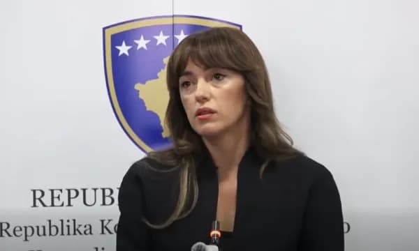 Kryetarja e Kuvendit kërkon hetim të plotë për vrasjen e gruas në Pejë