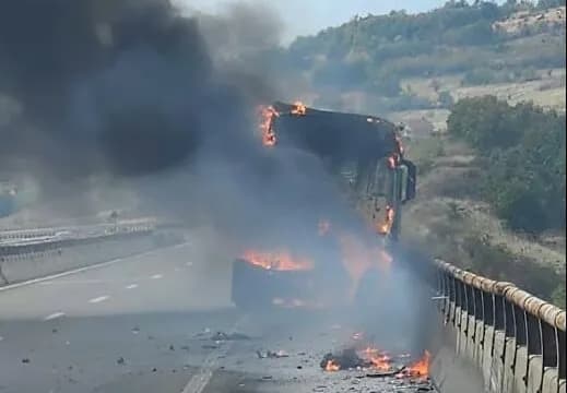 Vetaksiden në autostradën ‘Ibrahim Rugova’, kamioni merr flakë