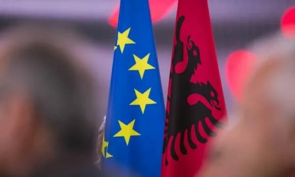 Brukseli dënon sulmet dhe zjarrëvëniet ndaj institucioneve në Shqipëri, kërkon që përgjigja e policisë të jetë proporcionale