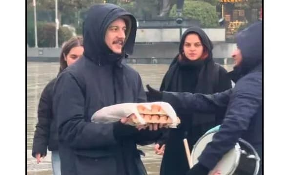 Me një komplet vezë, disa protestues arrijnë para qeverisë