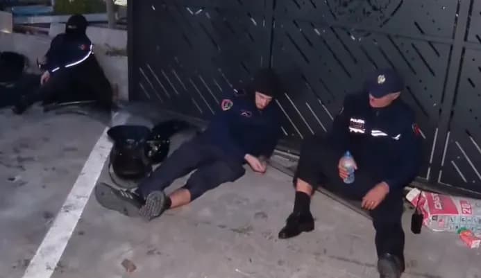 Pamje dramatike në Komisariatin nr.3, punonjës policie të shtrirë në tokë – disa të plagosur