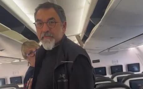 Tension në avion mes studentes, deputetit të PS dhe bashkëshortes së tij: Do më heqësh nga shkolla?