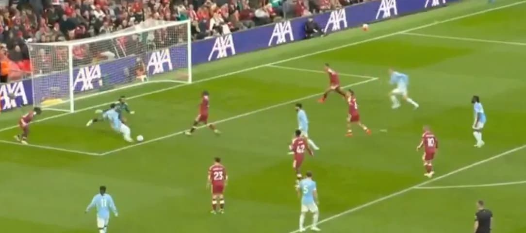 Lojtarët e Cityt tallen me mbrojtjen e Liverpoolit, Cherki shënon golin e tretë