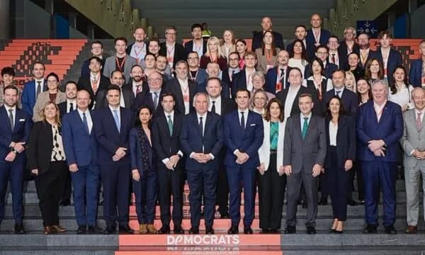 Demokratët Europianë: Po informohemi se Partia e Vuçiq mund të nis konfrontime pas rezultateve të para