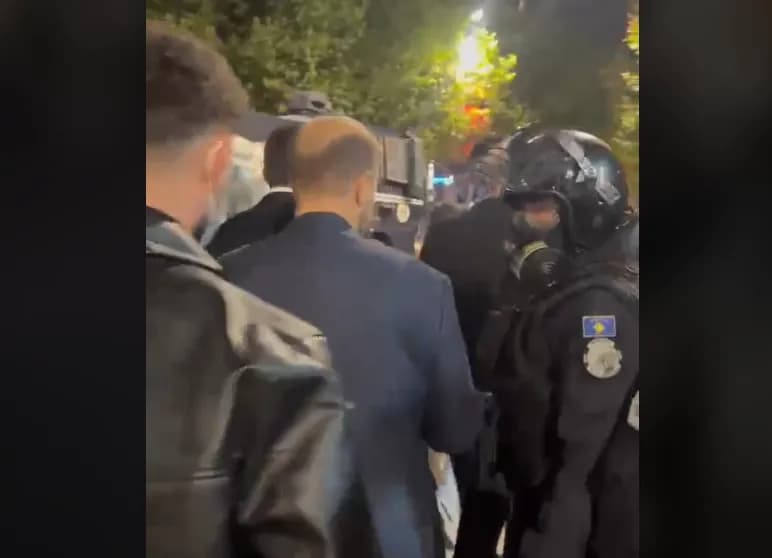 Policia ju liron rrugën deputeteve te PDK