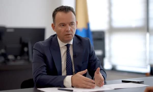 ‘‘Ju kam shporrë si mbeturina nga zyrat’’, Peci i reagon ashpër Krasniqit: Idiot, nga sot e ke padinë për shpifje