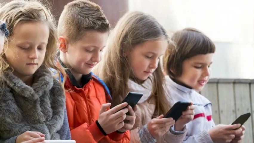 Greqia ndalon me ligj përdorimin e rrjeteve sociale për fëmijët nën 15 vjeç