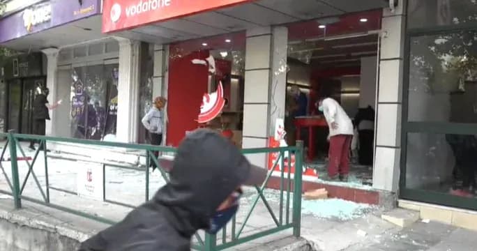 Pas bankës, protestuesit me maska “u sulen” dy kompanive telefonike, i shkatërrojnë dhe largohen