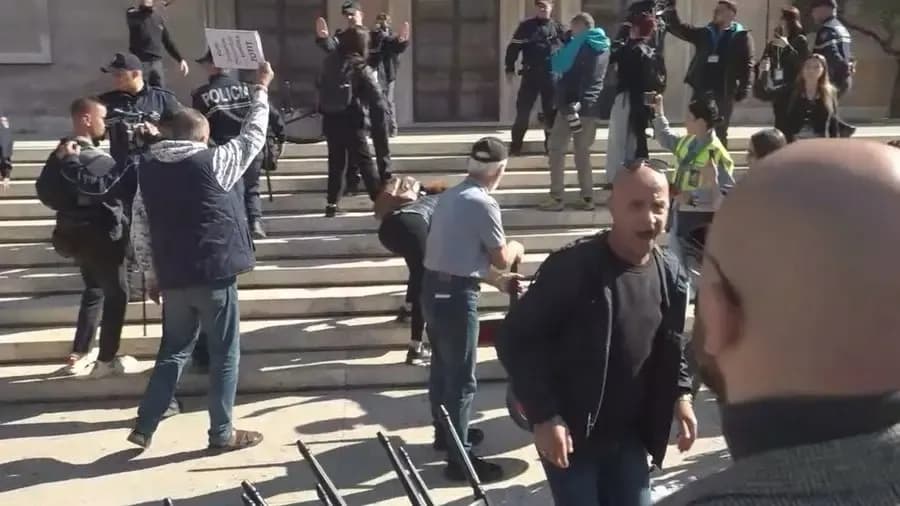 Studentët përmbysin “karriget e dialogut” të Ramës