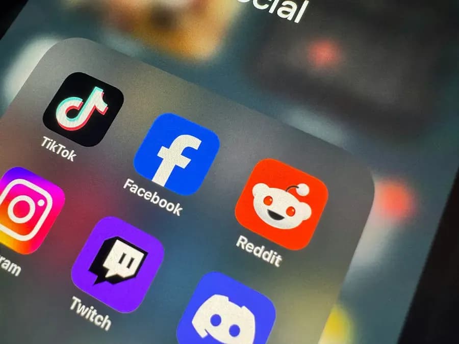 Norvegjia ndalon TikTok-un, Snapchat-in e Roblox-in për personat nën 16 vjeç