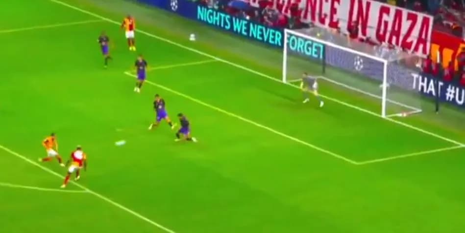 Çmendet Stambolli, Galatasaray në epërsi ndaj Barcelonës