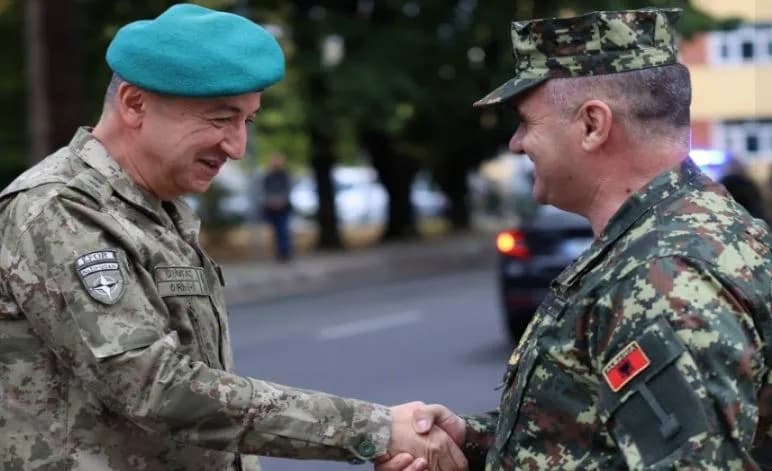 Kingji pret në takim komandantin e KFOR-it, Ulutash, në përfundim të mandatit