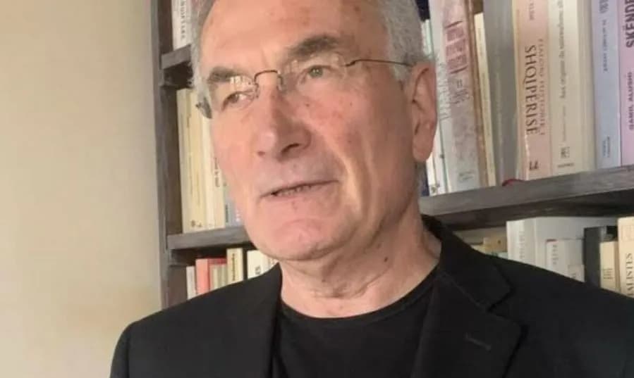 Studiuesi francez: Manipulimi rus kundër Kosovës nisi menjëherë pas shpalljes së pavarësisë – Dick Marty ishte një idiot i dobishëm