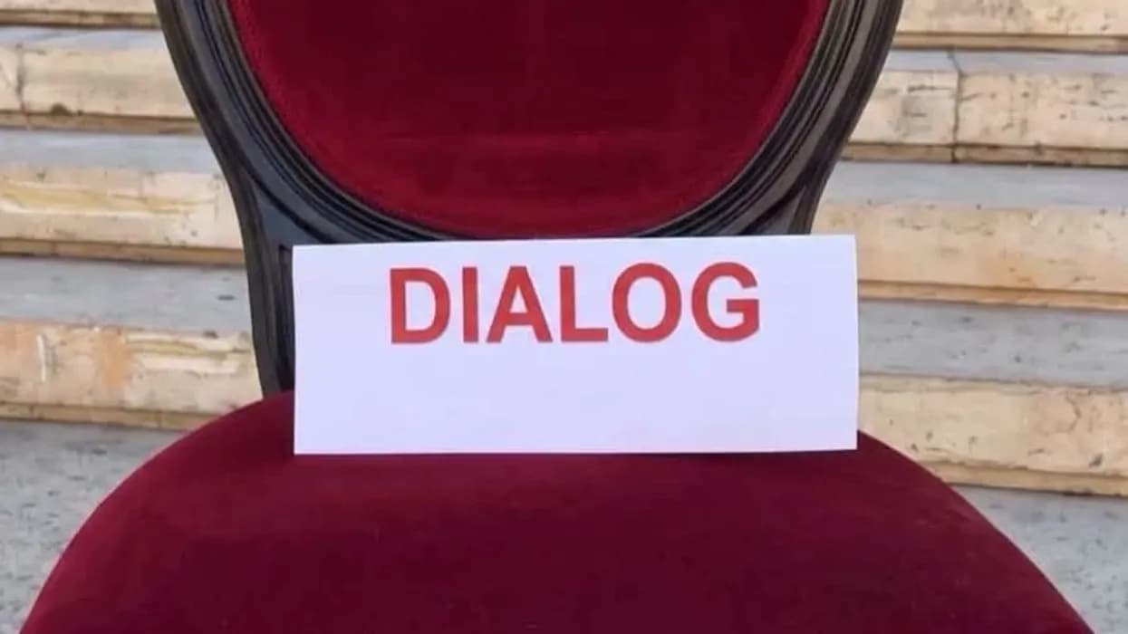 Rama publikon sërish fotografi para Kryeministrisë me mbishkrimin “Dialog”