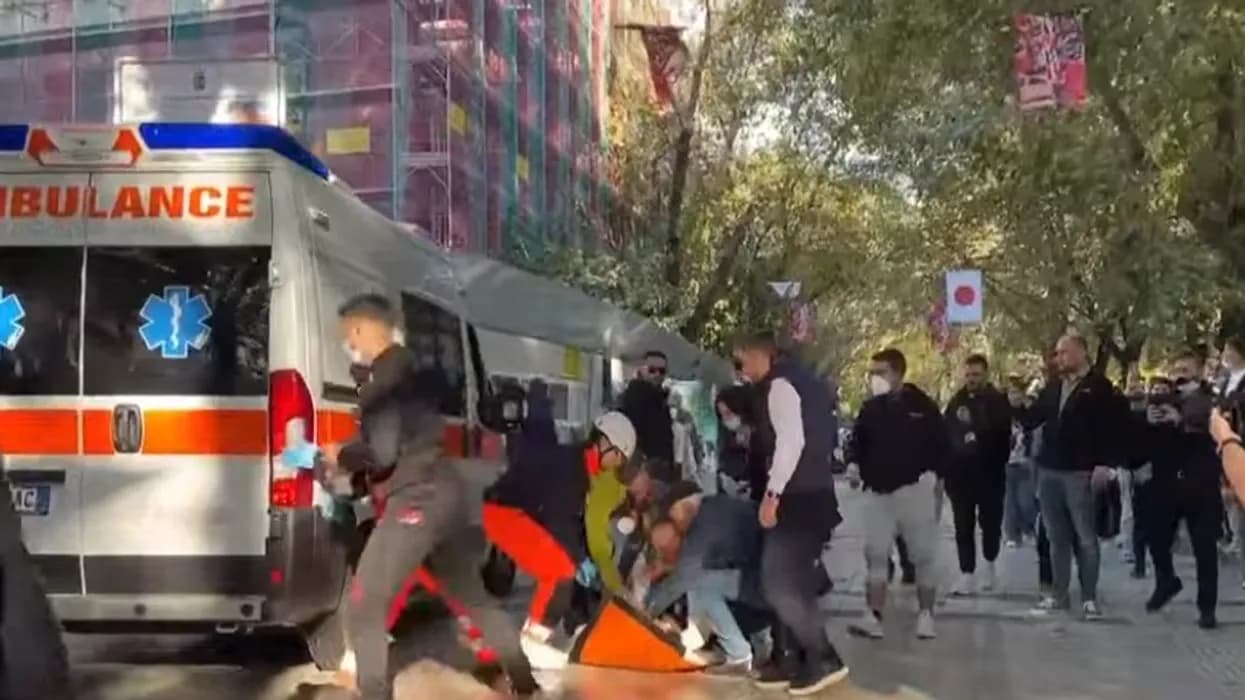 Protestuesja humb ndjenjat pranë Ministrisë së Brendshme, transportohet me ambulancë në spital