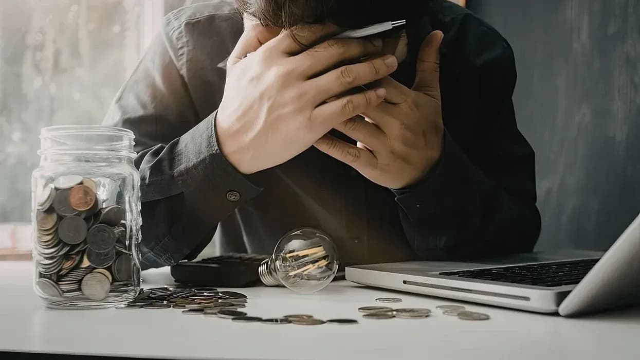 Nuk jemi të vetmit që mezi ia dalim me pagë, sa para u mbeten evropianëve kur paguajnë qiranë?