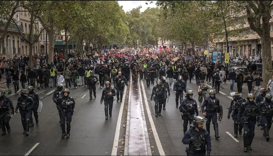 Franca në gatishmëri për protestat e 31 tetorit, 70 mijë efektivë policie në terren