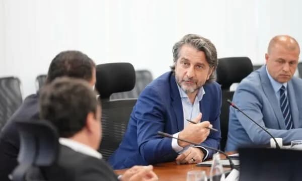 Rama ironizon Vetëvendosjen me fotografi të Rrugës A: Fillimisht renderi, pastaj bageri, në fund projekti!