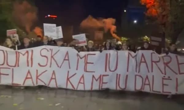 “Drejtësi për Arlindën”/ Protestuesit marshojnë drejt qeverisë